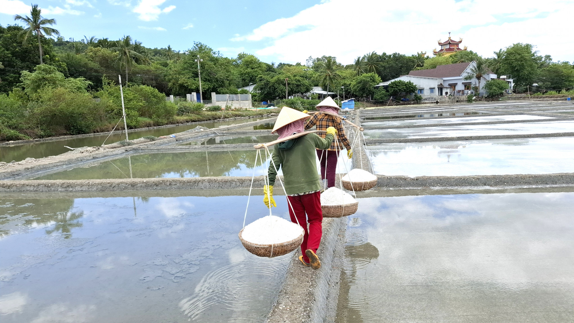 G&aacute;nh muối nặng vai.