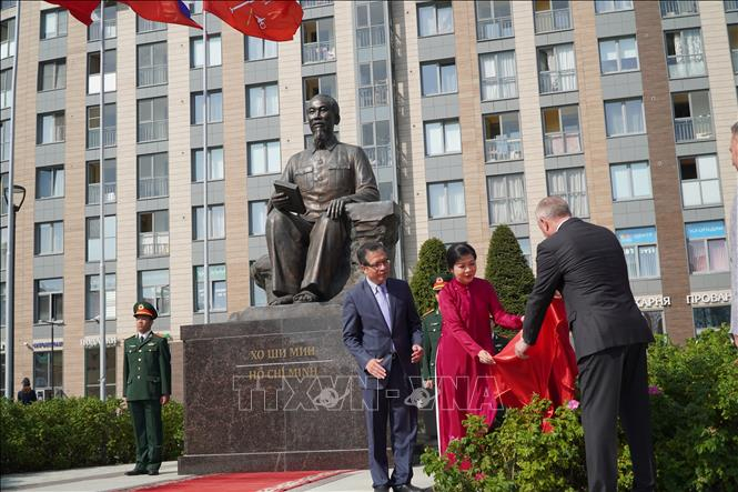 Phu nh&acirc;n Ng&ocirc; Phương Ly v&agrave; Thống đốc St. Petersburg A.Beglov thực hiện nghi lễ kh&aacute;nh th&agrave;nh Quảng trường Hồ Ch&iacute; Minh - Ảnh: TTXVN