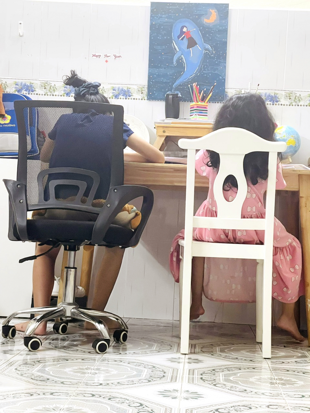 B&eacute; M.K. (b&igrave;a phải) dang dở việc học do người cha đưa ra ở ri&ecirc;ng, kh&ocirc;ng cho đi học - ẢNH: DIỆU HIỀN