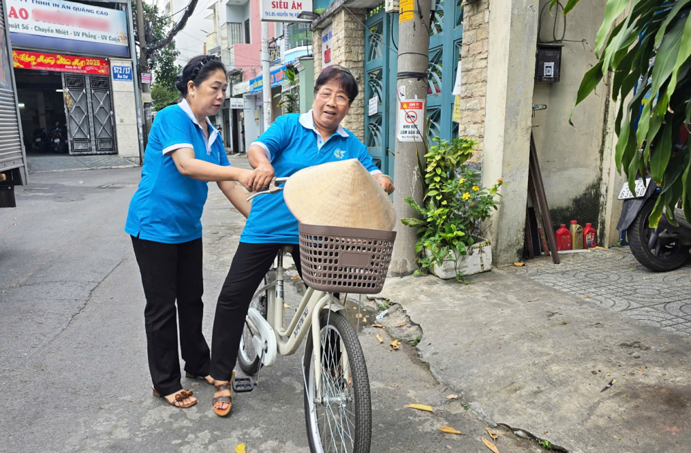 B&agrave; Phạm C&ocirc;ng T&acirc;m - Chi hội trưởng Chi hội Phụ nữ khu phố 6, phường Bảy Hiền - gi&uacute;p hội vi&ecirc;n cao tuổi Nguyễn Thị L&agrave;i di chuyển