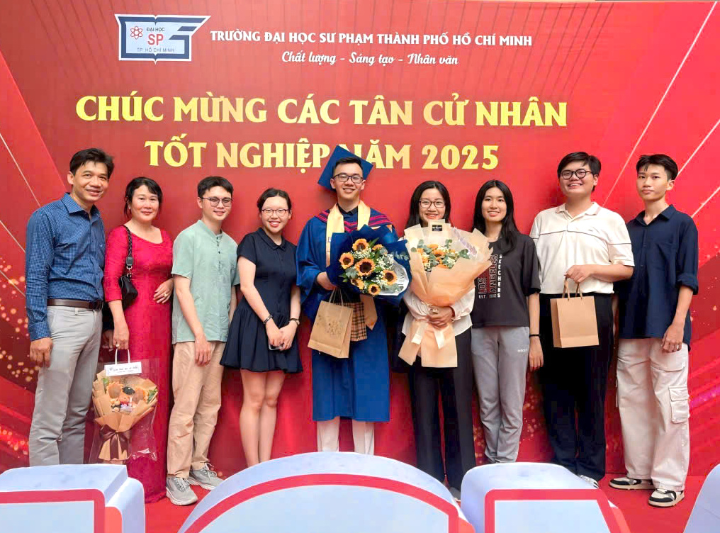 Tấn Đạt b&ecirc;n người th&acirc;n, bạn b&egrave; trong lễ tốt nghiệp v&agrave;o giữa th&aacute;ng 7/2025 - Ảnh: NVCC