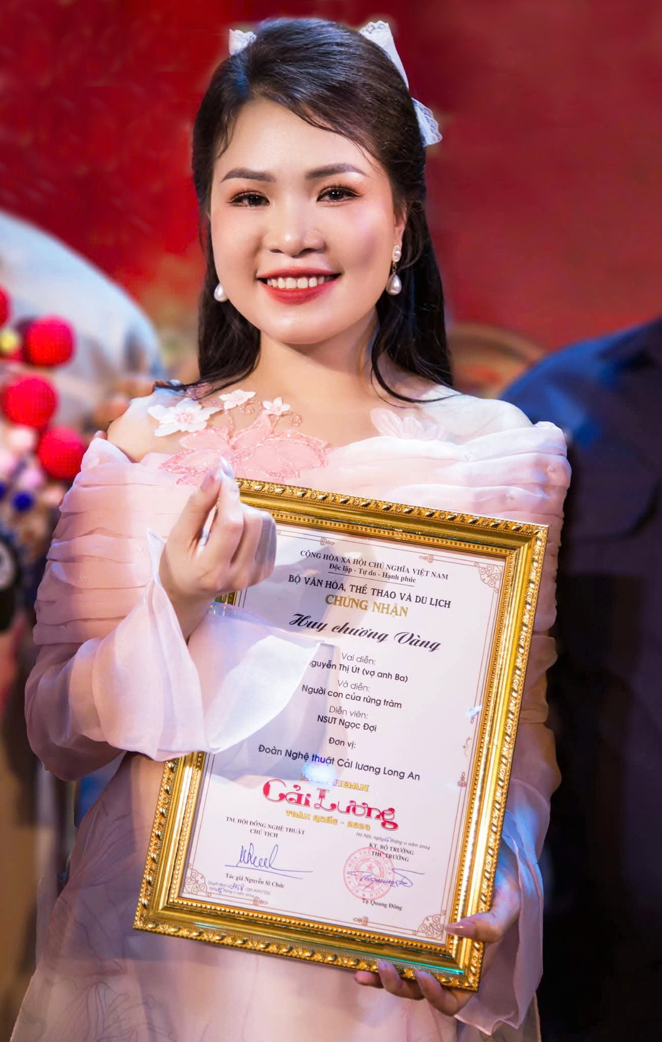 Nghệ sĩ ưu t&uacute; Ngọc Đợi nhận huy chương V&agrave;ng c&aacute; nh&acirc;n Li&ecirc;n hoan Cải lương to&agrave;n quốc 2024 - Ảnh do nh&acirc;n vật cung cấp