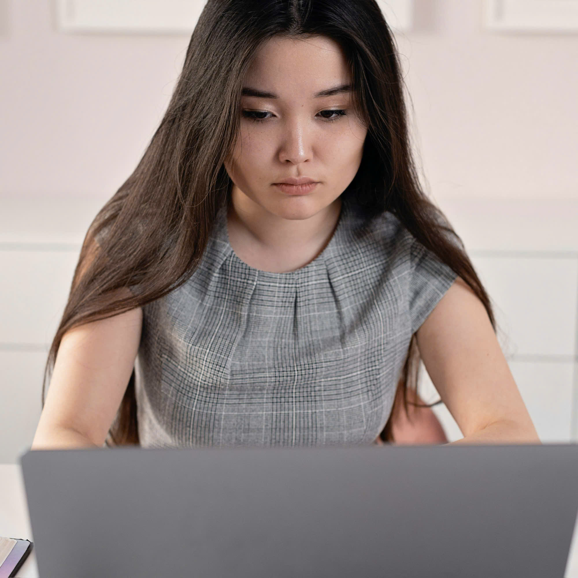 Ch&uacute; th&iacute;ch ảnh: Gen Z kh&ocirc;ng yếu đuối, nhưng kh&ocirc;ng muốn giả vờ mạnh mẽ. Ảnh minh hoạ Pexels