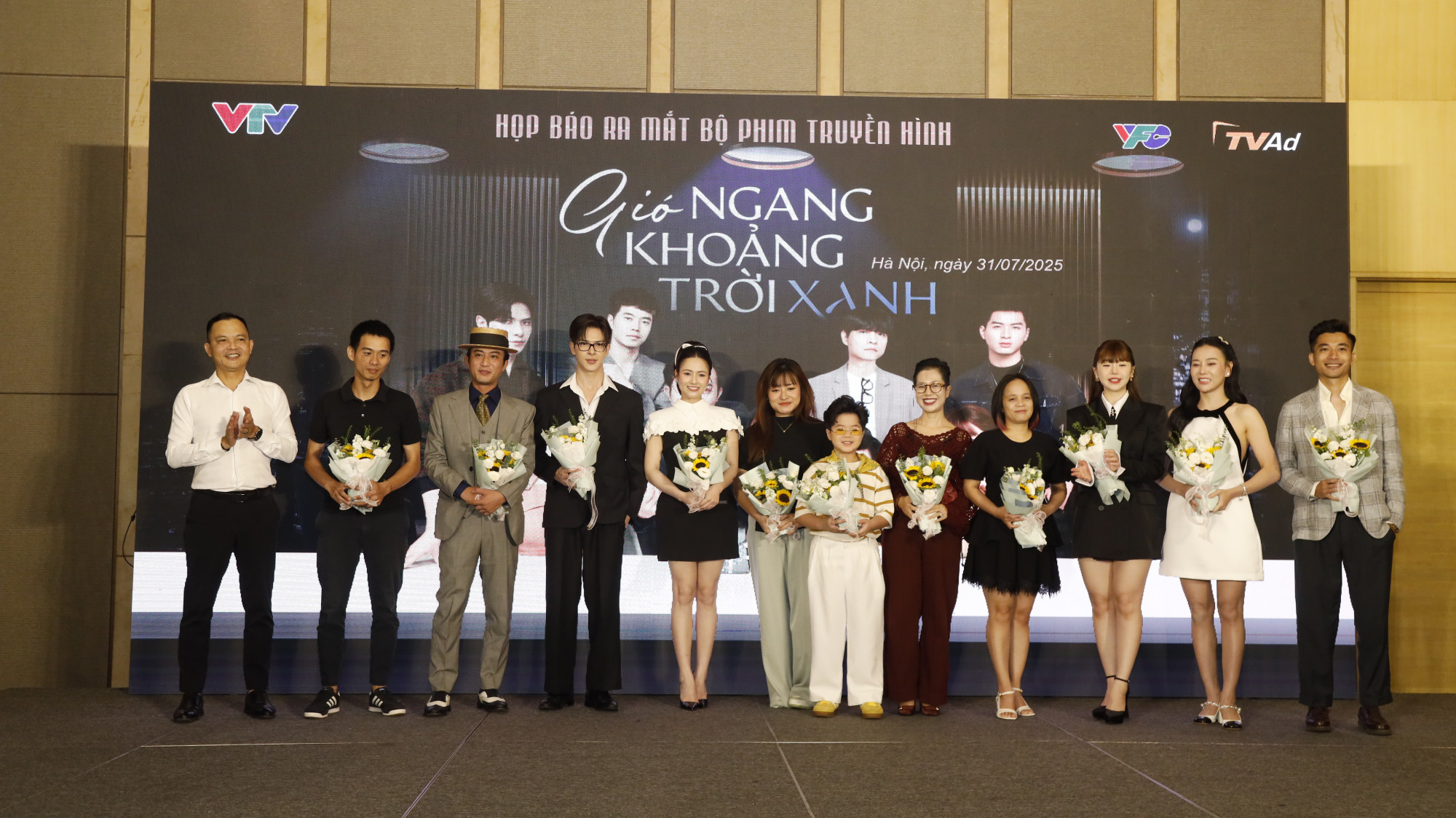 Đo&agrave;n phim Gi&oacute; ngang khoảng trời xanh trong buổi ra mắt phim ng&agrave;y 31/7