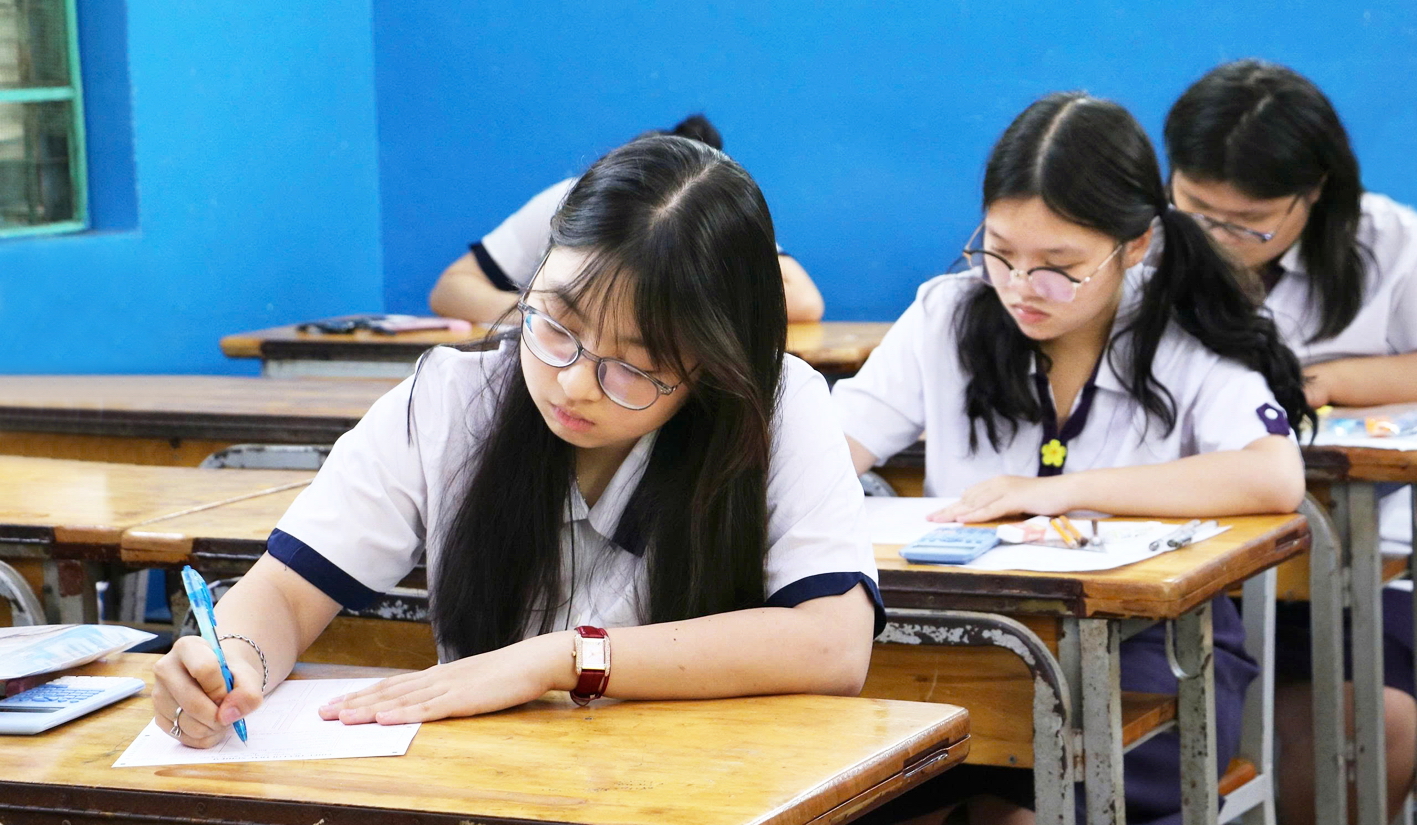 Th&iacute; sinh tham dự kỳ thi tốt nghiệp THPT năm 2025 tại điểm thi Trường THCS L&ecirc; Lợi, TPHCM - ẢNH: TRANG THƯ