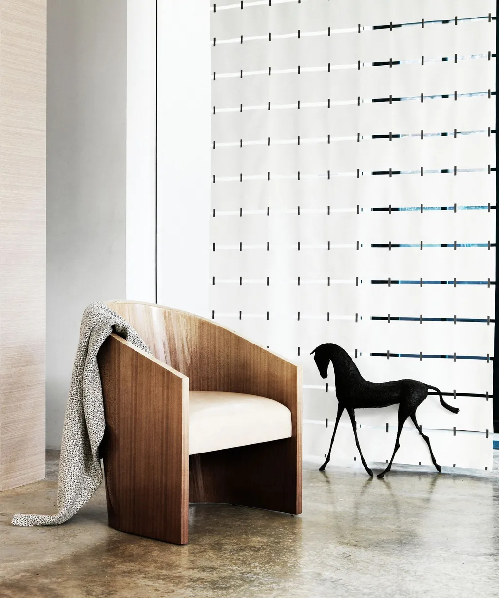 2. Chủ nghĩa tối giản &ndash; kh&ocirc;ng phải l&uacute;c n&agrave;o cũng l&agrave; điểm cộng Thiết kế tối giản (minimalism) thường được xem l&agrave; biểu tượng của sự hiện đại v&agrave; thanh lịch. Tuy nhi&ecirc;n, khi &aacute;p dụng qu&aacute; đ&agrave;, n&oacute; c&oacute; thể khiến kh&ocirc;ng gian trở n&ecirc;n lạnh lẽo v&agrave; thiếu sức sống.  Chuy&ecirc;n gia thiết kế nội thất Melissa Roberts nhận định: &ldquo;Kh&ocirc;ng gian qu&aacute; trống trải, thiếu điểm nhấn c&aacute; nh&acirc;n sẽ tạo cảm gi&aacute;c thiếu ấm &aacute;p. Người mua c&oacute; thể thấy kh&oacute; h&igrave;nh dung về việc 'sống' trong một nơi như vậy.&rdquo;  Giải ph&aacute;p l&agrave; giữ sự gọn g&agrave;ng nhưng vẫn kết hợp v&agrave;i chi tiết mang đậm dấu ấn c&aacute; nh&acirc;n &ndash; như vật liệu tự nhi&ecirc;n, đồ nội thất thủ c&ocirc;ng hoặc m&agrave;u sắc trung t&iacute;nh ấm &aacute;p &ndash; để c&acirc;n bằng giữa t&iacute;nh thẩm mỹ v&agrave; cảm gi&aacute;c gần gũi.