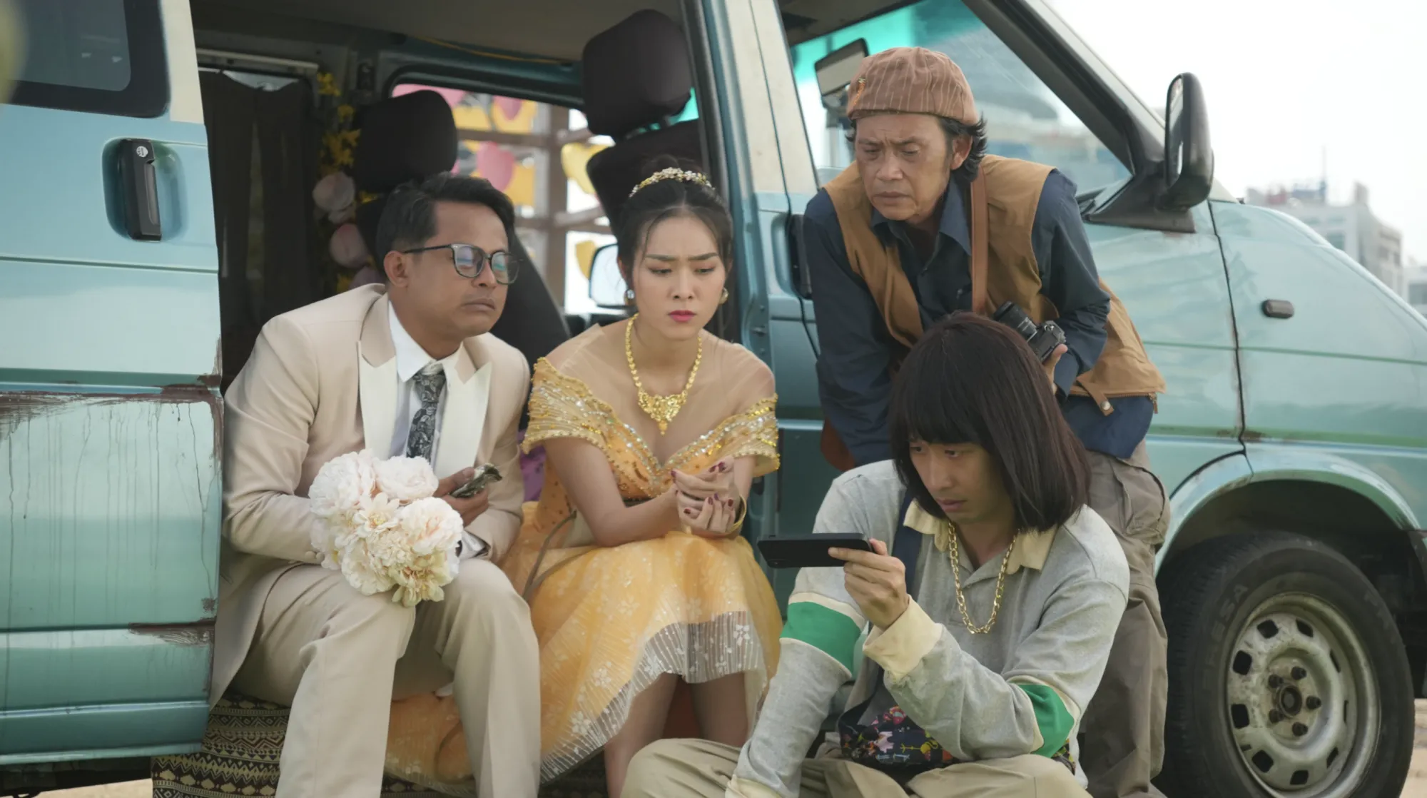 Nghệ sĩ Ho&agrave;i Linh, diễn vi&ecirc;n Tuấn Trần, La Th&agrave;nh v&agrave; Diệp Bảo Ngọc tr&ecirc;n phim trường L&agrave;m gi&agrave;u với ma 2