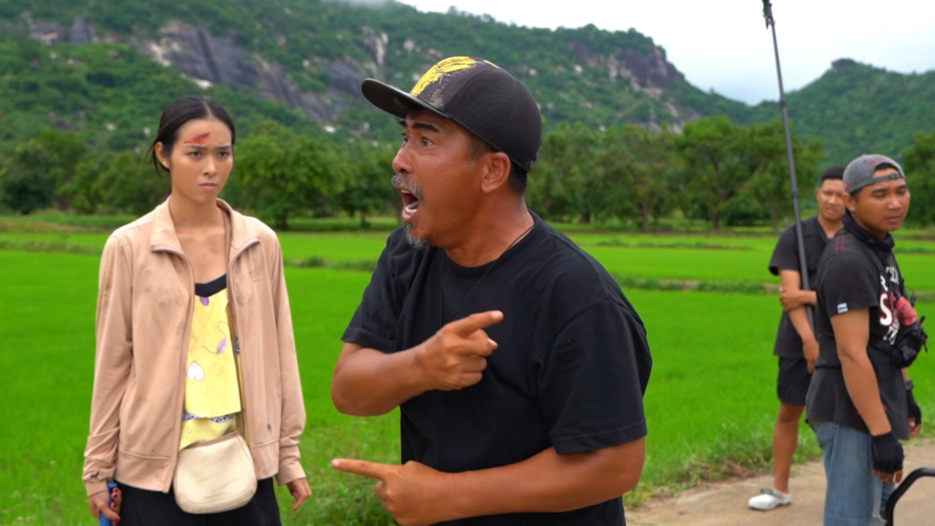 Đạo diễn Trung L&ugrave;n trong một cảnh quay với Diệp Bảo Ngọc tr&ecirc;n phim trường L&agrave;m gi&agrave;u với ma 2