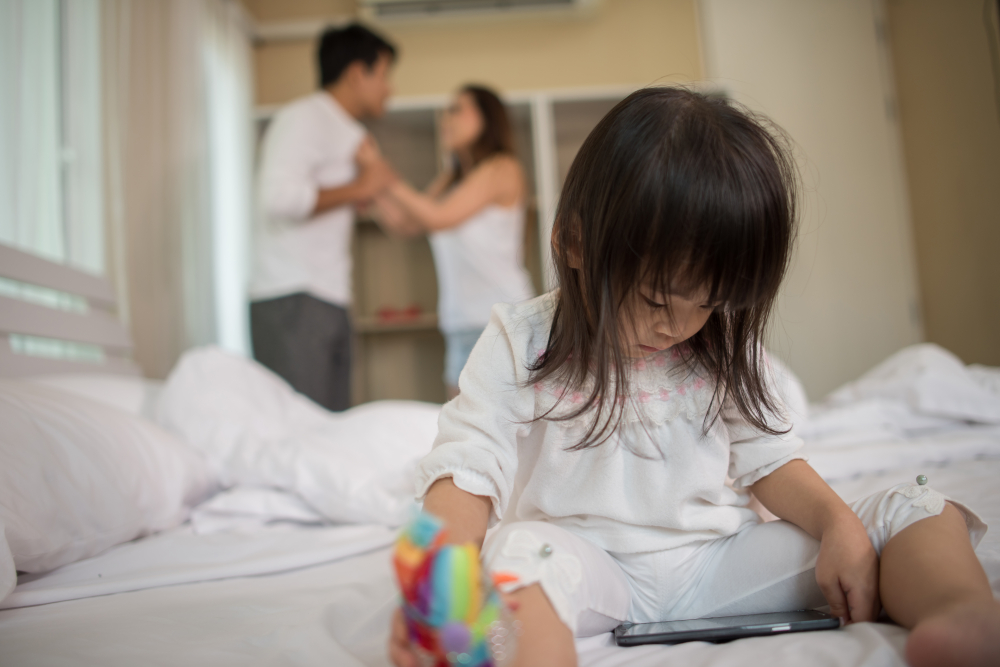 Khi bước ra khỏi mối quan hệ h&ocirc;n nh&acirc;n, vợ v&agrave; chồng cần đặt quyền lợi v&agrave; sự ph&aacute;t triển của con c&aacute;i l&ecirc;n h&agrave;ng đầu