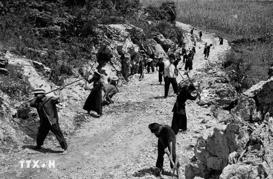 Từ năm 1959, h&agrave;ng vạn thanh ni&ecirc;n xung phong, d&acirc;n c&ocirc;ng hỏa tuyến v&agrave; lực lượng bộ đội đ&atilde; tham gia x&acirc;y dựng tuyến Đường Trường Sơn, chi viện sức người, sức của cho tiền tuyến. Ảnh: Tư liệu TTXVN