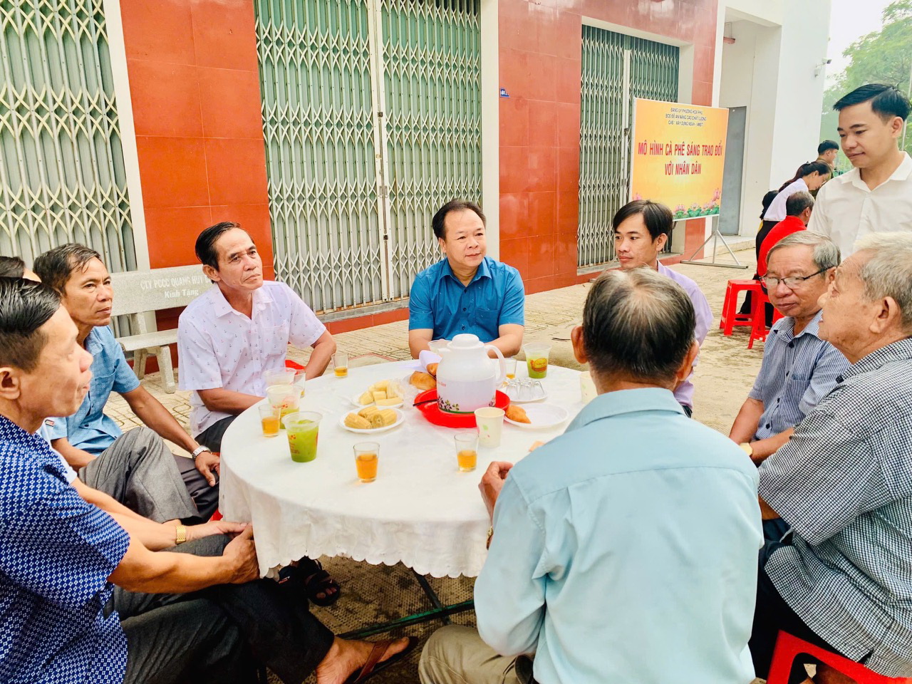 L&atilde;nh đạo TP.Thủ Dầu Một (cũ) tham gia buổi c&agrave; ph&ecirc; s&aacute;ng trao đổi với nh&acirc;n d&acirc;n. Ảnh: B&aacute;o B&igrave;nh Dương