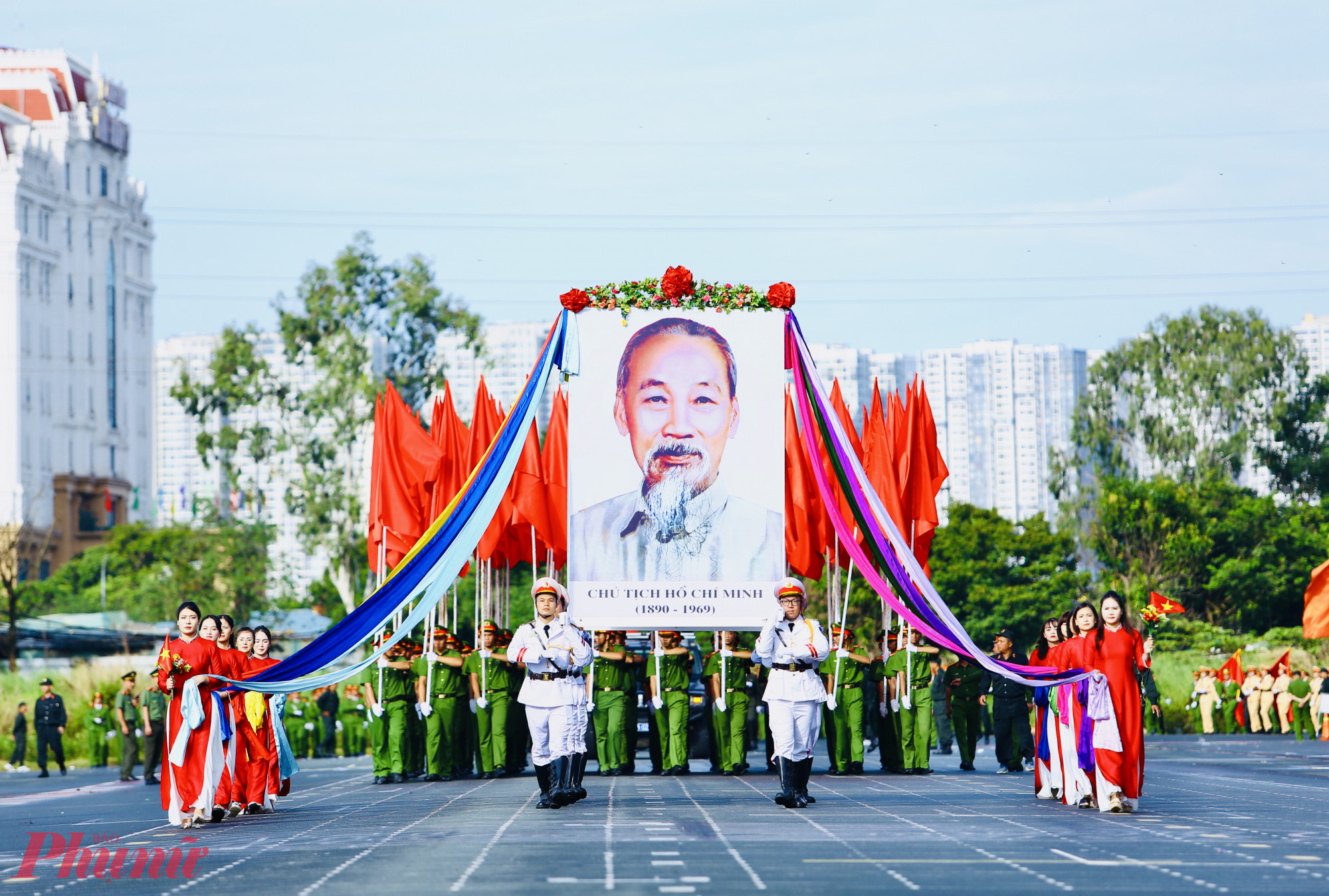Dẫn đầu đo&agrave;n diễu binh, diễu h&agrave;nh l&agrave; khối rước ảnh Chủ tịch Hồ Ch&iacute; Minh.