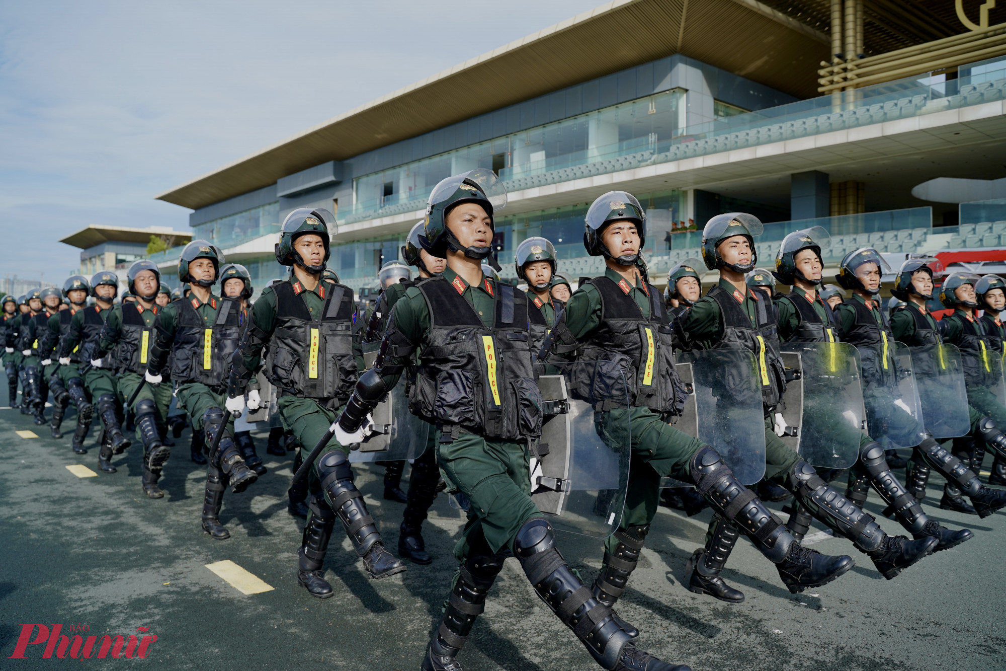 Lực lượng Cảnh s&aacute;t cơ động diễu binh, diễu h&agrave;nh.