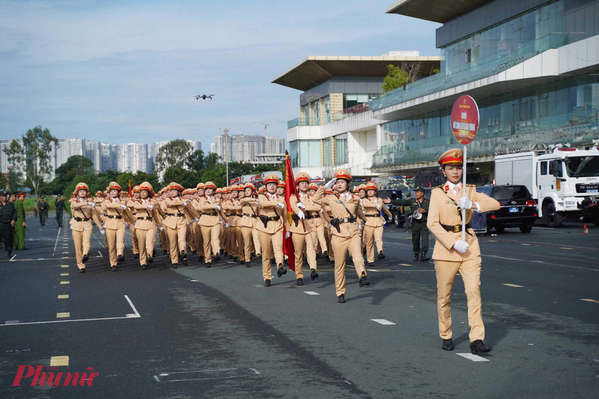 Khối nữ Cảnh s&aacute;t giao th&ocirc;ng &ndash; những b&ocirc;ng hoa th&eacute;p của lực lượng C&ocirc;ng an Thủ đ&ocirc;. Trong m&agrave;u &aacute;o v&agrave;ng đặc trưng, họ kh&ocirc;ng chỉ mang vẻ đẹp duy&ecirc;n d&aacute;ng m&agrave; c&ograve;n thể hiện bản lĩnh v&agrave; sự tận tụy trong c&ocirc;ng việc.