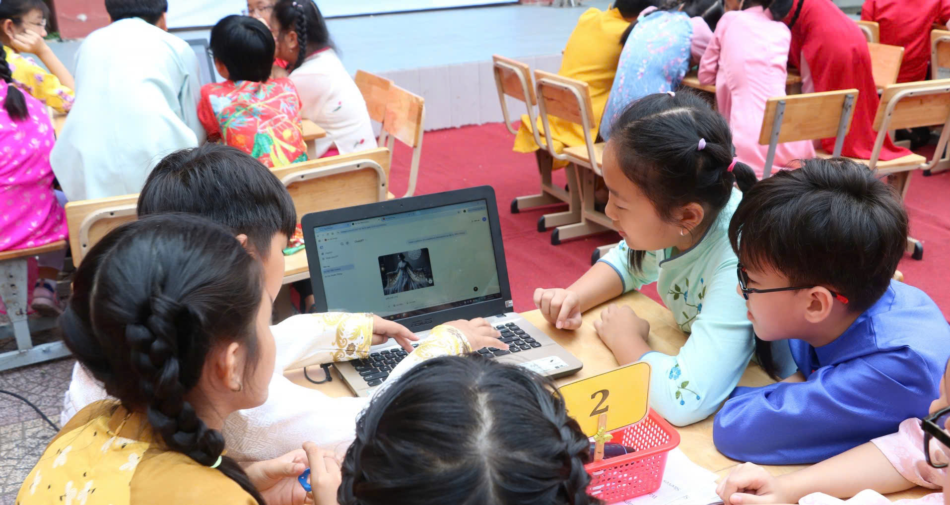 Học sinh lớp Năm Trường tiểu học Đặng Trần C&ocirc;n (TPHCM) ứng dụng AI để thiết kế &aacute;o d&agrave;i