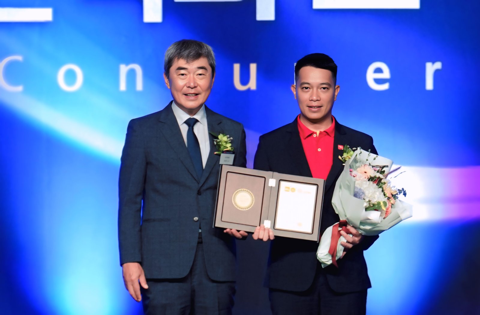 Ph&oacute; gi&aacute;m đốc Thương mại &ocirc;ng Đinh Xu&acirc;n Thủy (phải) đại diện Vietjet nhận giải thưởng từ Trưởng Ban gi&aacute;m khảo &ocirc;ng Yoo Chang-jo - Ảnh: Vietjet