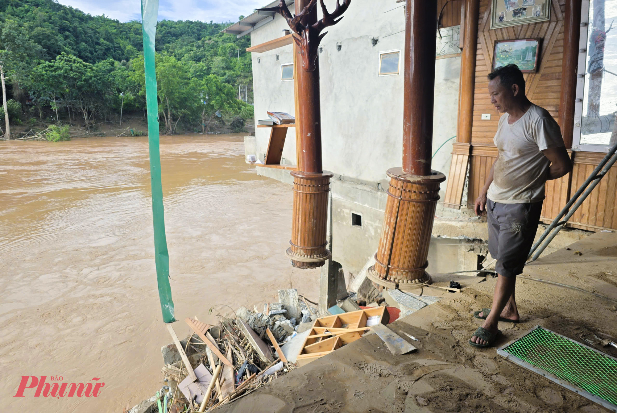 Ng&ocirc;i nh&agrave; của b&aacute;c sĩ Đậu Văn Dũng (khoa Nội, Trung t&acirc;m y tế Tương Dương) bị cuốn tr&ocirc;i hơn một nửa sau lũ. Ng&ocirc;i nh&agrave; rộng gần 100m2, l&agrave; nơi ở của vợ chồng b&aacute;c sĩ Dũng c&ugrave;ng 3 người con v&agrave; cha mẹ. 