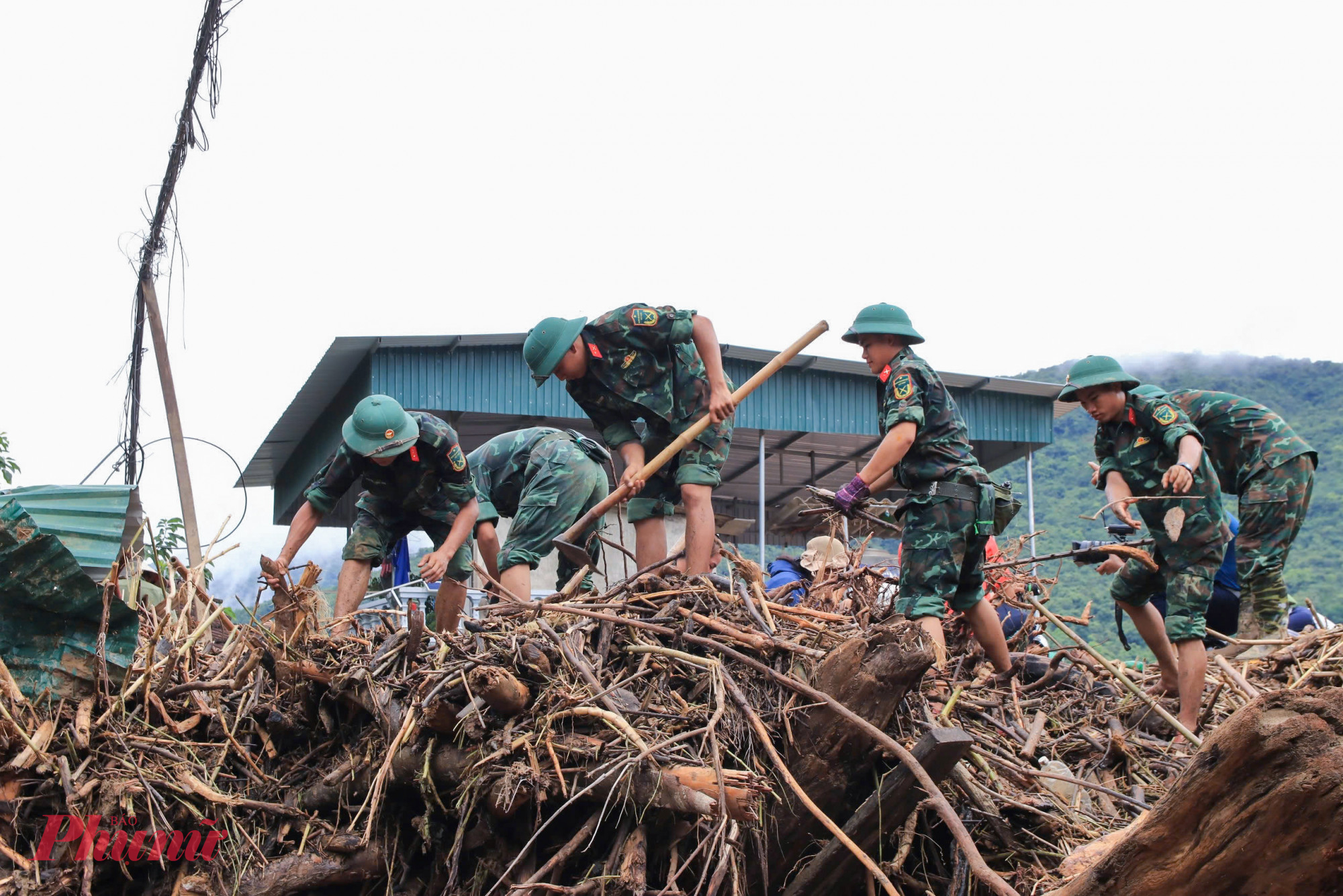 Hơn 1 tuần tr&ocirc;i qua, nhiều nơi vẫn c&ograve;n ngập ngụa trong lớp b&ugrave;n đất v&agrave; r&aacute;c gỗ chất cao h&agrave;ng m&eacute;t sau lũ. Đến nay, lực lượng qu&acirc;n đội, c&ocirc;ng an v&agrave; c&aacute;c đo&agrave;n thể vẫn đang nỗ lực gi&uacute;p người d&acirc;n dọn dẹp b&ugrave;n đất, r&aacute;c thải để ổn định lại cuộc sống.