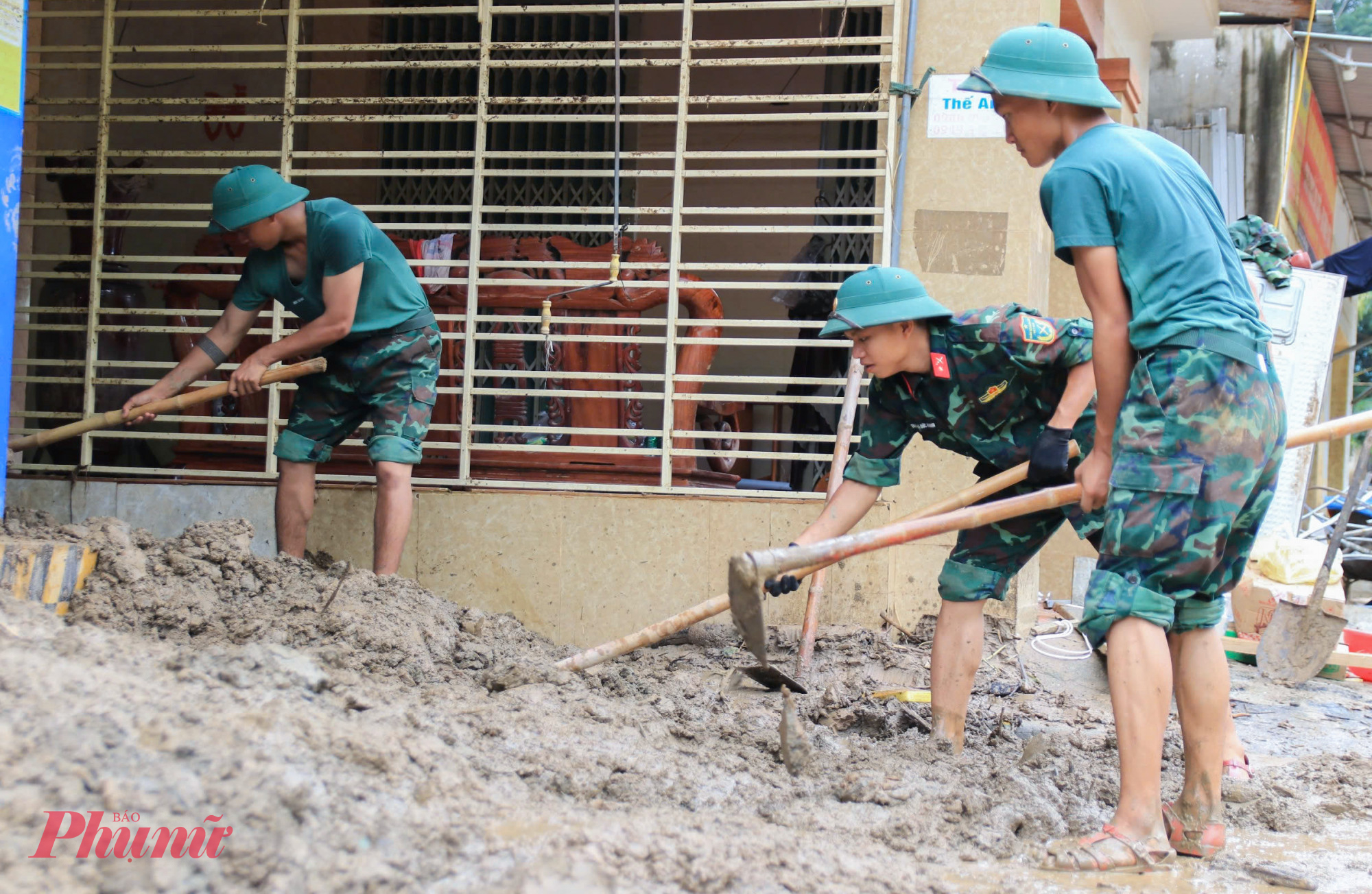 Do nước đ&atilde; r&uacute;t n&ecirc;n việc giải ph&oacute;ng b&ugrave;n đất ra ngo&agrave;i rất kh&oacute; khăn, c&oacute; gia đ&igrave;nh buộc phải ph&aacute; tường nh&agrave; mới đưa được b&ugrave;n đất ra ngo&agrave;i. 