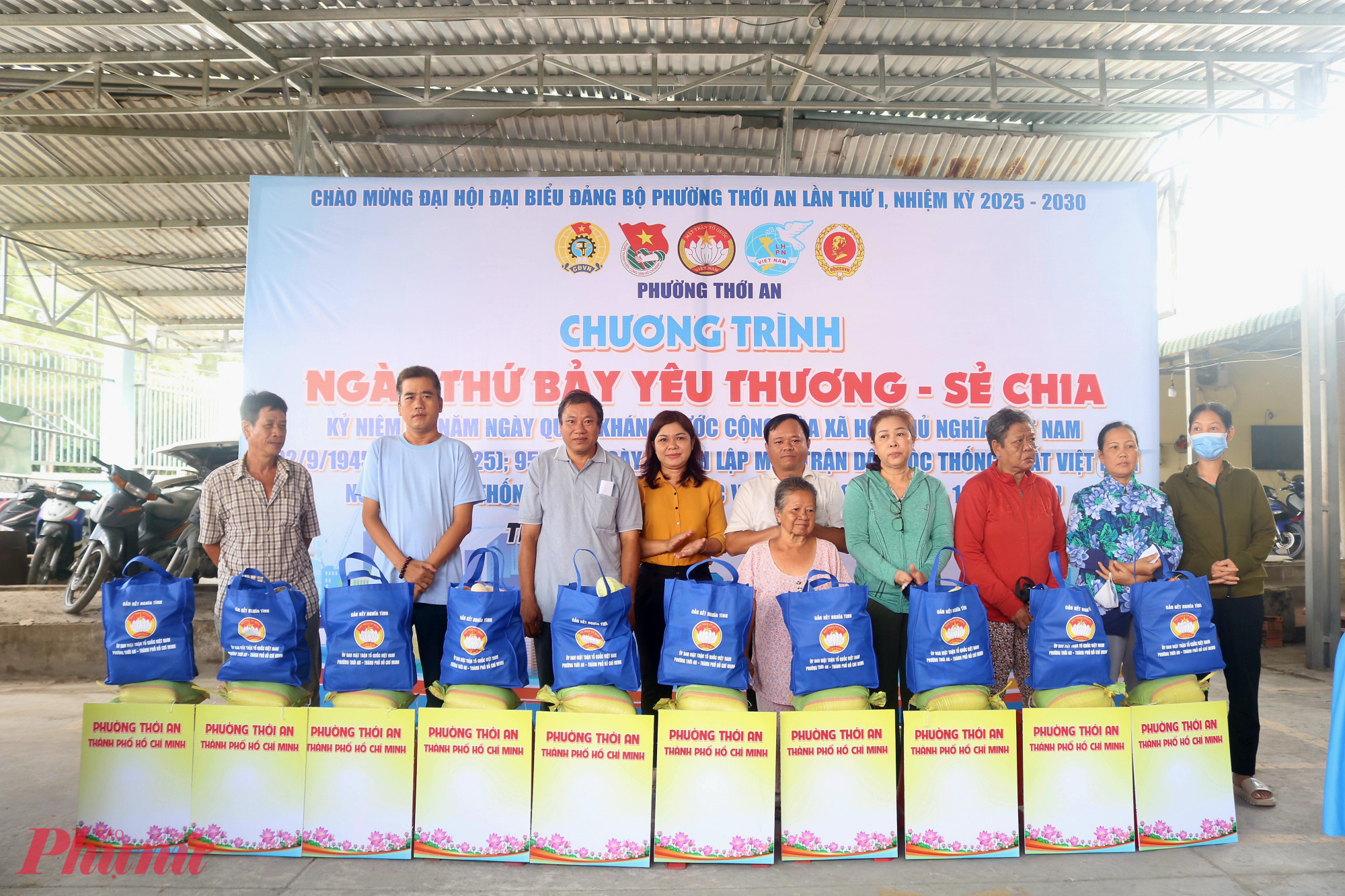 L&atilde;nh đạo phường Thới An, TPHCM trao qu&agrave; cho đại diện c&aacute;c hộ gia đ&igrave;nh. 