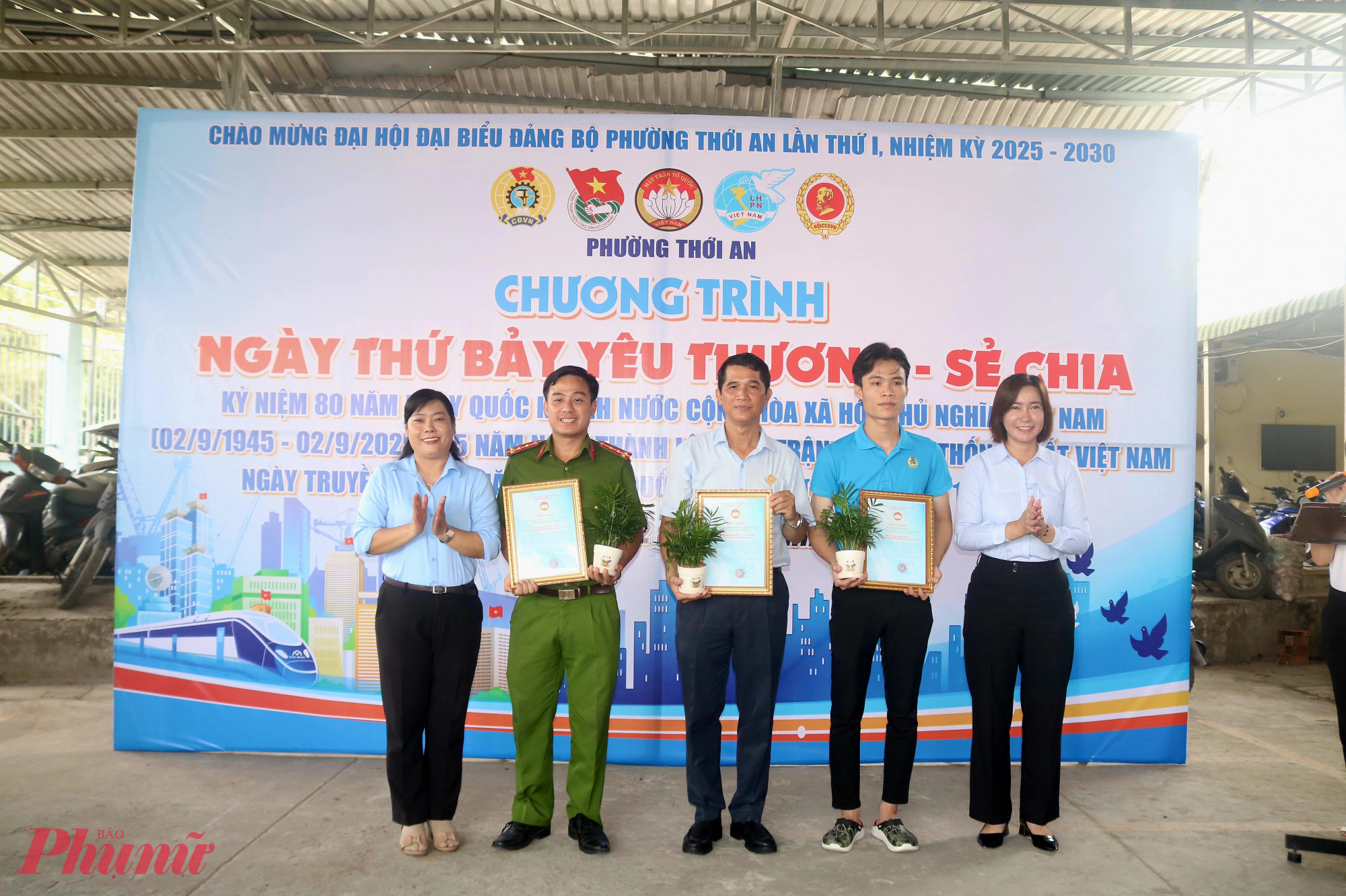 B&agrave; Đặng Thị Kiều Nhi &ndash; Ph&oacute; b&iacute; thư thường trực Đảng ủy phường Thới An (b&igrave;a phải) v&agrave; b&agrave; Nguyễn Thị Nhung &ndash; Chủ tịch Ủy ban MTTQ phường Thới An &ndash; trao thư cảm ơn đại diện c&aacute;c đơn vị, c&aacute; nh&acirc;n đ&atilde; đ&oacute;ng g&oacute;p ủng hộ địa phương thực hiện Ng&agrave;y thứ Bảy y&ecirc;u thương &ndash; sẻ chia. 