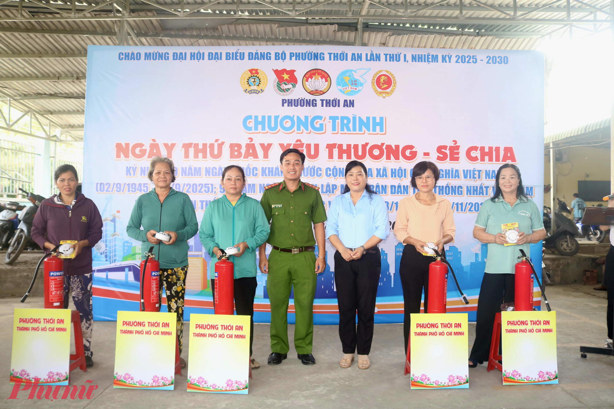 Dịp n&agrave;y, Ph&ograve;ng Cảnh s&aacute;t Ph&ograve;ng ch&aacute;y chữa ch&aacute;y v&agrave; cứu nạn cứu hộ, C&ocirc;ng an TPHCM &ndash; gửi tặng 10 b&igrave;nh chữa ch&aacute;y cầm tay v&agrave; 10 cảm biến b&aacute;o ch&aacute;y cho c&aacute;c hộ d&acirc;n ở phường Thới An. Trong ảnh l&agrave; đại diện 5 hộ gia đ&igrave;nh đầu ti&ecirc;n l&ecirc;n nhận qu&agrave;. 