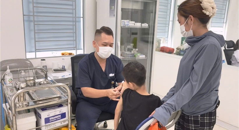 Ti&ecirc;m ph&ograve;ng dại tại Bệnh viện Bệnh Nhiệt đới Trung ương - ảnh: T.S.