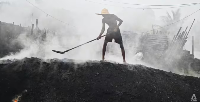 Trong bảy ng&agrave;y một tuần, &ocirc;ng Mustapa bắt đầu ng&agrave;y l&agrave;m việc trước khi mặt trời mọc, v&agrave;o khoảng 6 giờ s&aacute;ng.  Anh ấy bắt đầu bằng c&aacute;ch xếp c&aacute;c mảnh gỗ v&agrave;o một c&aacute;i hố ch&aacute;y s&acirc;u 3m v&agrave; gần bằng một s&acirc;n cầu l&ocirc;ng. Sau đ&oacute; , gỗ được phủ trong m&ugrave;n cưa, hoạt động như nhi&ecirc;n liệu gi&uacute;p đốt gỗ, v&agrave; gỗ được đốt trong hai đến ba th&aacute;ng trước khi sản xuất than.  &Ocirc;ng Mustapa v&agrave; c&aacute;c đồng nghiệp quản l&yacute; khoảng 10 hố đốt tại nh&agrave; m&aacute;y v&agrave; họ sản xuất khoảng hai tấn than mỗi ng&agrave;y.  C&aacute;c c&ocirc;ng nh&acirc;n đi bộ quanh khu đất ch&aacute;y x&eacute;m gần c&aacute;c hố đang ch&aacute;y, đi ch&acirc;n trần hoặc chỉ với một đ&ocirc;i d&eacute;p cao su mỏng manh.  Đ&atilde; c&oacute; l&uacute;c ch&acirc;n t&ocirc;i trượt v&agrave;o hố đang ch&aacute;y v&agrave; d&eacute;p của t&ocirc;i bị kẹt b&ecirc;n trong, &ocirc;ng Mustapa kể lại. May mắn thay, ch&acirc;n t&ocirc;i kh&ocirc;ng bị bỏng.