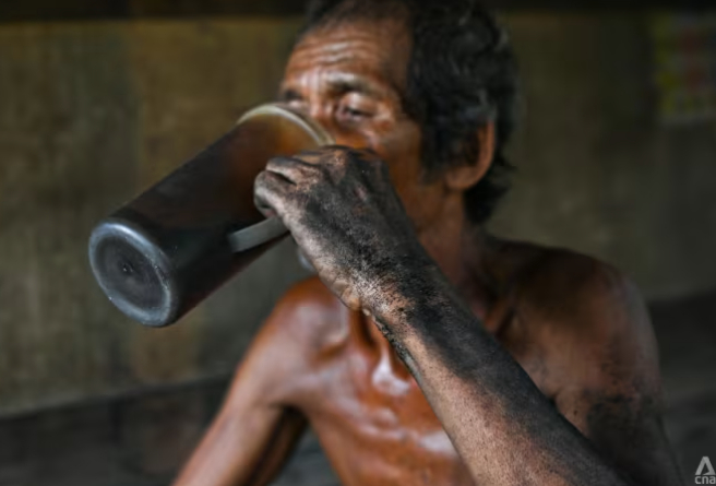 Một c&ocirc;ng nh&acirc;n kh&aacute;c, &ocirc;ng Sahitom Ahmad, 53 tuổi, mơ ước một ng&agrave;y n&agrave;o đ&oacute; trở về l&agrave;ng của m&igrave;nh để x&acirc;y một ng&ocirc;i nh&agrave; cho gia đ&igrave;nh.  T&ocirc;i muốn mua đất để gia đ&igrave;nh t&ocirc;i v&agrave; t&ocirc;i c&oacute; thể sống thoải m&aacute;i hơn v&agrave; t&ocirc;i c&oacute; thể xem c&aacute;c ch&aacute;u của t&ocirc;i chơi trong s&acirc;n.