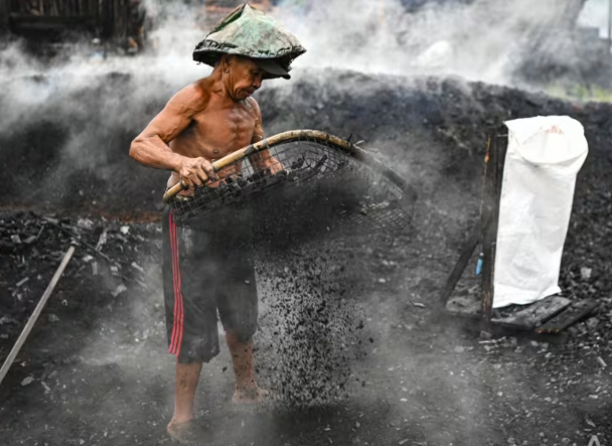 C&aacute;c c&ocirc;ng nh&acirc;n đi bộ quanh khu đất ch&aacute;y x&eacute;m gần c&aacute;c hố đang ch&aacute;y, đi ch&acirc;n trần hoặc chỉ với một đ&ocirc;i d&eacute;p cao su mỏng manh. Đ&atilde; c&oacute; l&uacute;c ch&acirc;n t&ocirc;i trượt v&agrave;o hố đang ch&aacute;y v&agrave; d&eacute;p của t&ocirc;i bị kẹt b&ecirc;n trong, &ocirc;ng Mustapa kể lại. May mắn thay, ch&acirc;n t&ocirc;i kh&ocirc;ng bị bỏng.