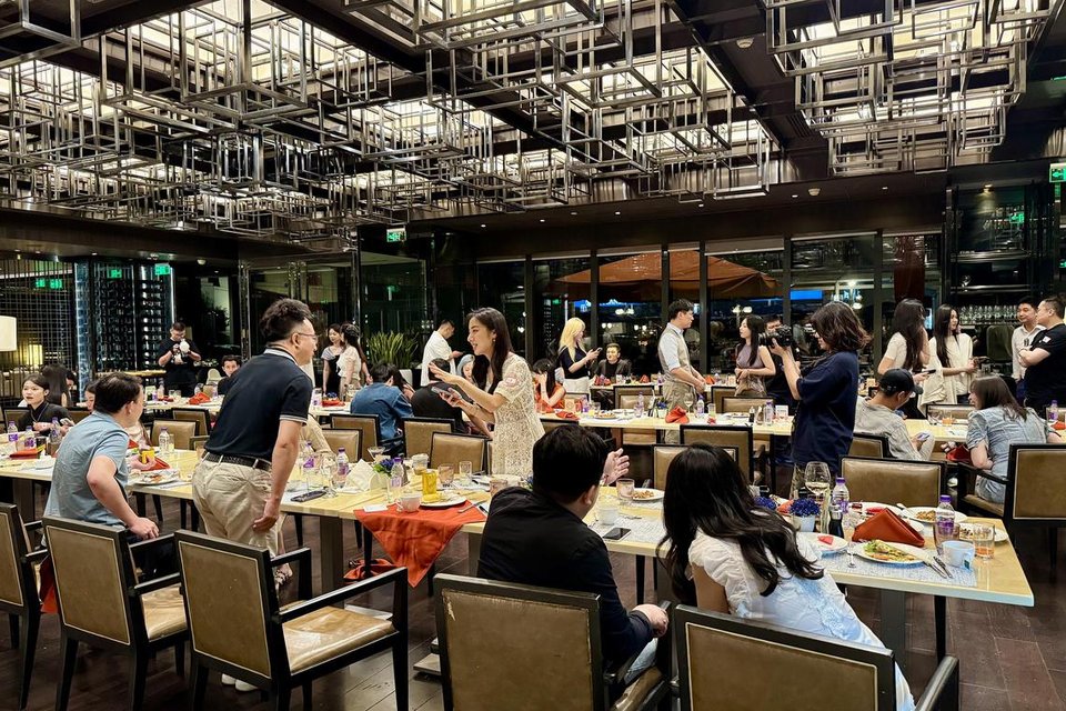 Sau một v&ograve;ng tự giới thiệu v&agrave; biểu diễn, những người tham gia - 24 nam v&agrave; 28 nữ - đ&atilde; giao lưu với nhau b&ecirc;n ly rượu vang v&agrave; s&acirc;m panh miễn ph&iacute;, c&ugrave;ng bữa tối tự chọn với h&agrave;u v&agrave; b&iacute;t tết.
