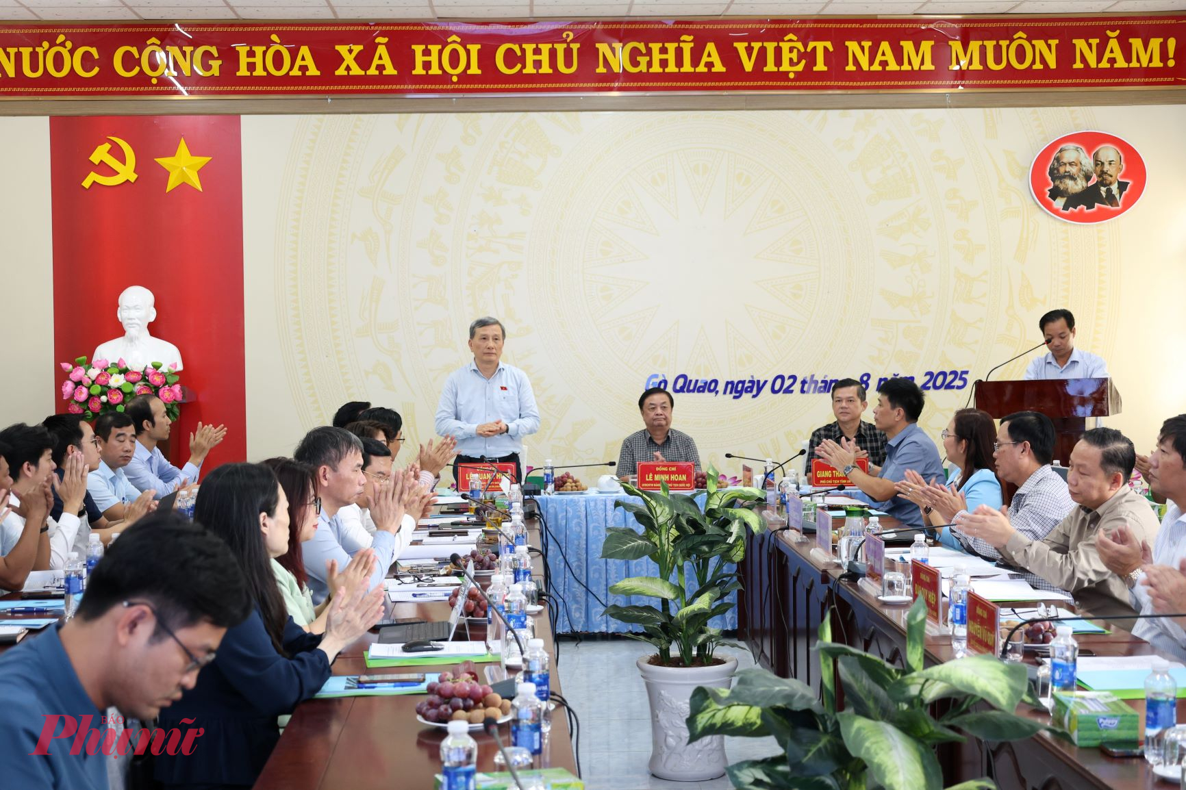 To&agrave;n cảnh buổi l&agrave;m việc - Ảnh N.H