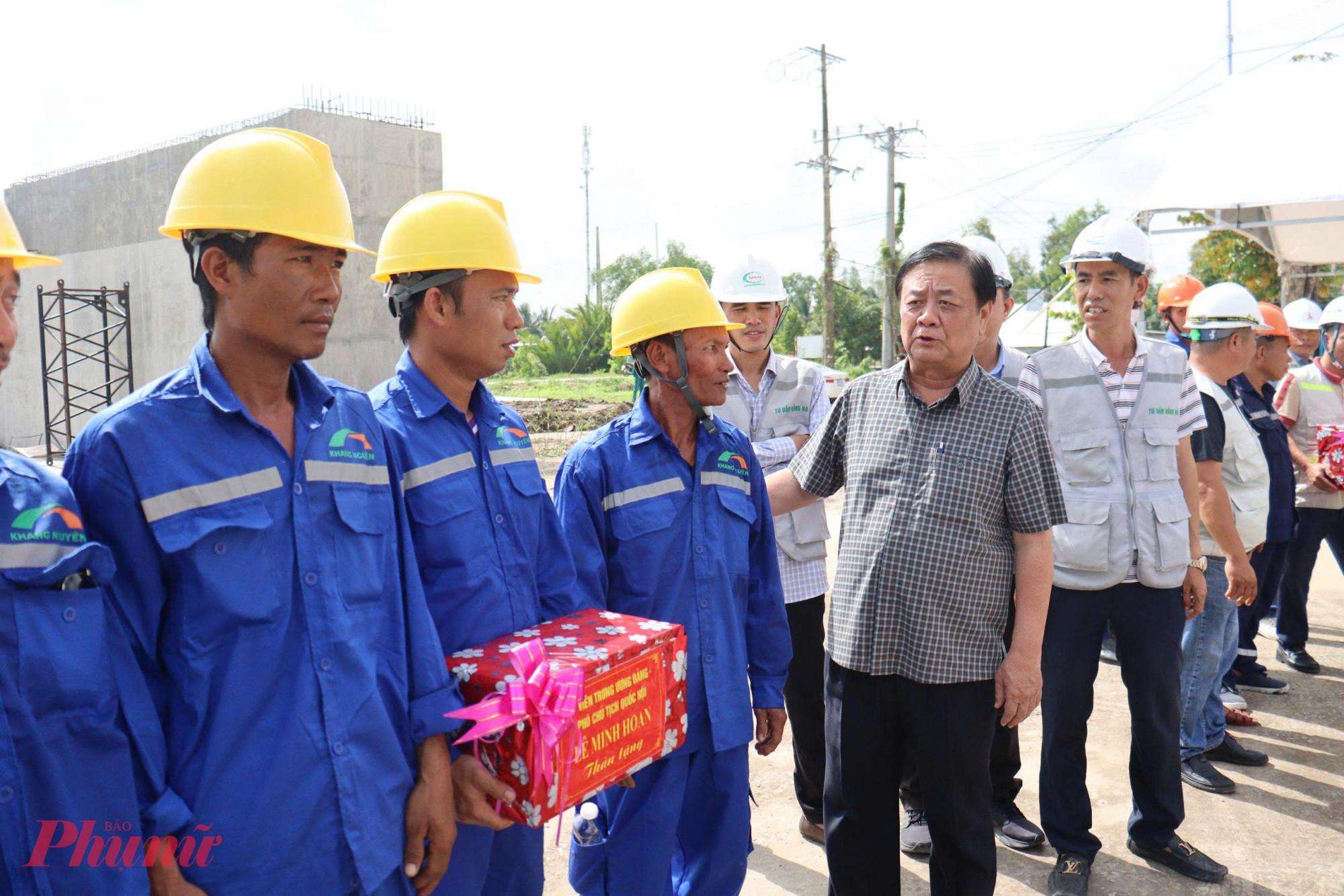 &Ocirc;ng L&ecirc; Minh Hoan - Ph&oacute; Chủ tịch Quốc hội tặng qu&agrave; v&agrave; động vi&ecirc;n c&ocirc;ng nh&acirc;n thi c&ocirc;ng - Ảnh Ph&uacute; Hữu