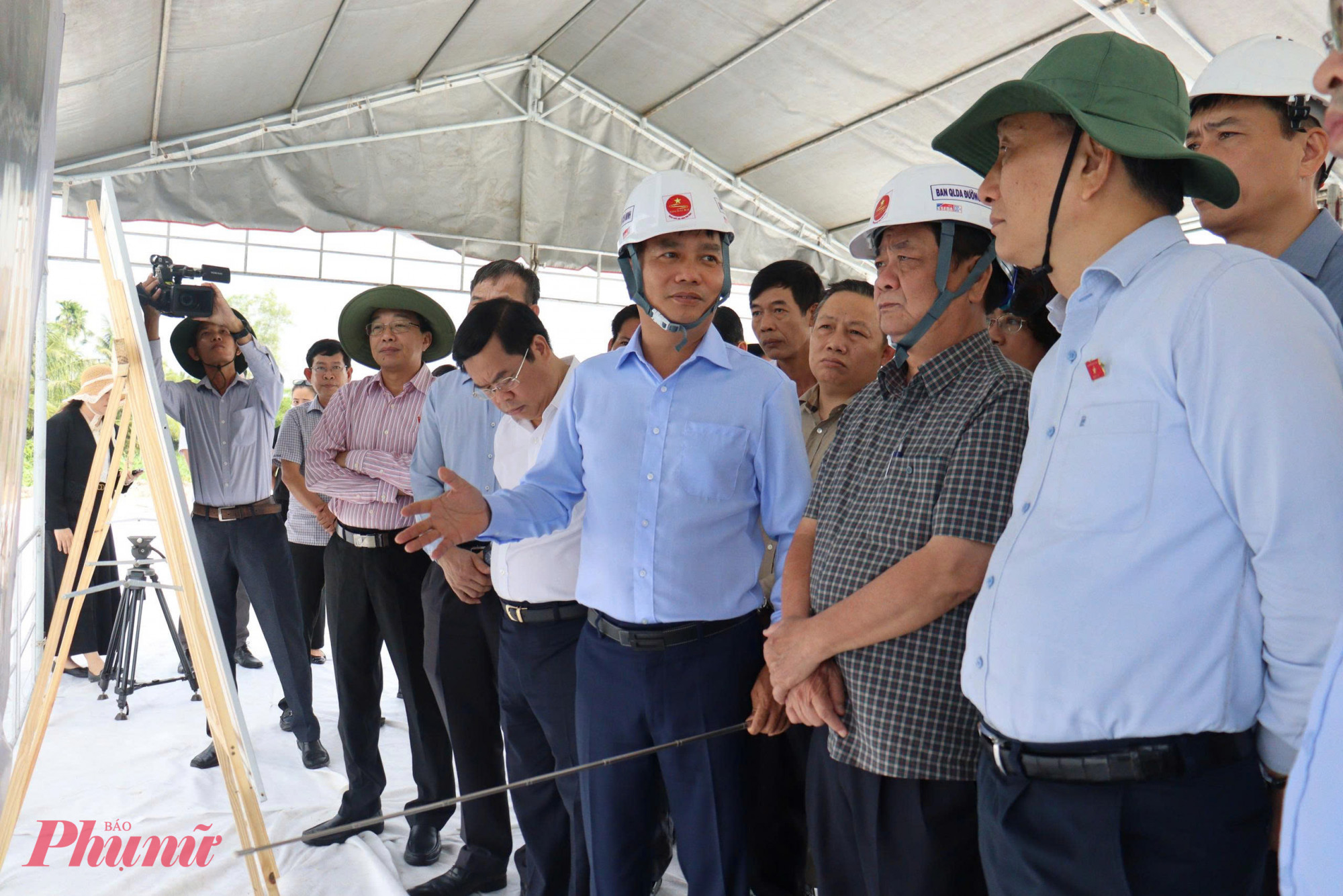 Ph&oacute; Chủ tịch Quốc hội L&ecirc; Minh Hoan c&ugrave;ng đo&agrave;n c&ocirc;ng t&aacute;c khảo s&aacute;t tiến độ dự &aacute;n đường Hồ Ch&iacute; Minh - Ảnh Ph&uacute; Hữu