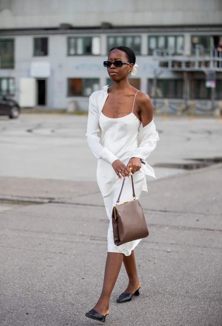 V&aacute;y ngủ: Từng l&agrave; kiểu v&aacute;y mặc ở nh&agrave;, slip dress (v&aacute;y ngủ d&acirc;y mảnh) nay đ&atilde; trở th&agrave;nh m&oacute;n đồ được ưa chuộng cả khi ra phố. Nhẹ nh&agrave;ng, nữ t&iacute;nh v&agrave; gợi cảm, kiểu v&aacute;y n&agrave;y c&oacute; thể mặc một m&igrave;nh hoặc kết hợp c&ugrave;ng &aacute;o thun &ocirc;m, cardigan để tạo phong c&aacute;ch vừa cổ điển, vừa hiện đại. 