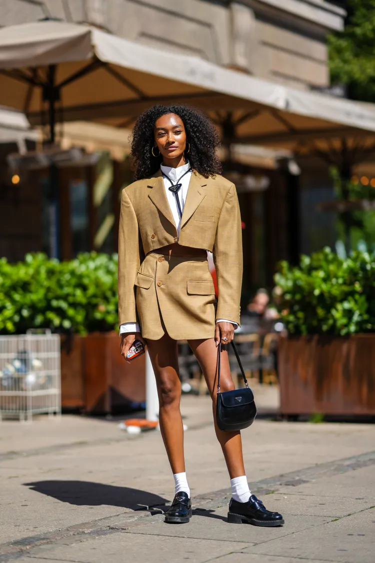 Blazer ngoại cỡ:  Những chiếc blazer phom rộng, vai độn d&agrave;y đặc trưng của thập ni&ecirc;n 1990 đang được ''hồi sinh'' mạnh mẽ. Tuy nhi&ecirc;n, để tổng thể kh&ocirc;ng bị qu&aacute; nặng nề, bạn n&ecirc;n c&acirc;n bằng bằng c&aacute;c item c&oacute; phom d&aacute;ng ngắn như &aacute;o crop top hoặc quần cạp cao. Th&ecirc;m một chiếc t&uacute;i x&aacute;ch nhỏ gọn v&agrave; đ&ocirc;i loafers đen để ho&agrave;n thiện set đồ mang hơi thở cổ điển pha n&eacute;t hiện đại.