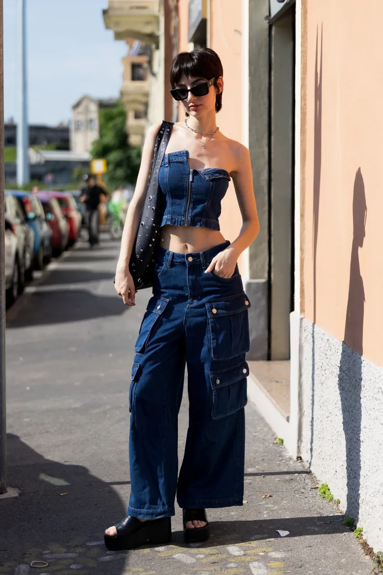 Denim ''từ đầu đến ch&acirc;n'': Từ &aacute;o kho&aacute;c denim, &aacute;o gile đến quần cạp cao, denim từng l&agrave; biểu tượng của thập ni&ecirc;n 1990 v&agrave; đến nay vẫn chưa lỗi thời. Nhưng để diện chất hơn theo phong c&aacute;ch 2025, h&atilde;y chọn những phom d&aacute;ng hiện đại như &aacute;o croptop denim, phối c&ugrave;ng quần cargo c&aacute; t&iacute;nh mang đến diện mạo cực ngầu.