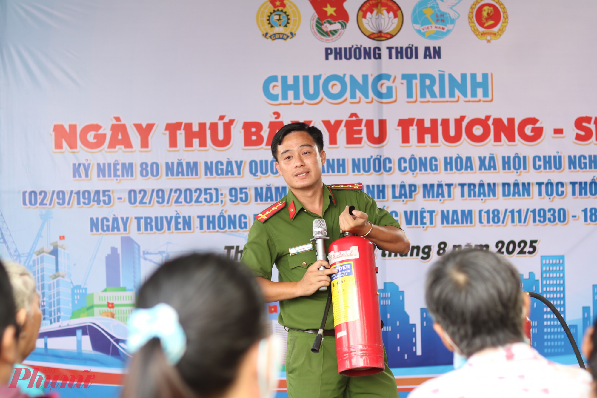 Đại &uacute;y Nguyễn Quốc Đạt &ndash; Đội Ph&ograve;ng ch&aacute;y chữa ch&aacute;y v&agrave; Cứu nạn cứu hộ Khu vực 12, Ph&ograve;ng Cảnh s&aacute;t Ph&ograve;ng ch&aacute;y chữa ch&aacute;y v&agrave; cứu nạn cứu hộ, C&ocirc;ng an TPHCM &ndash; hướng dẫn người d&acirc;n c&aacute;ch sử dụng b&igrave;nh chữa ch&aacute;y cầm tay. 