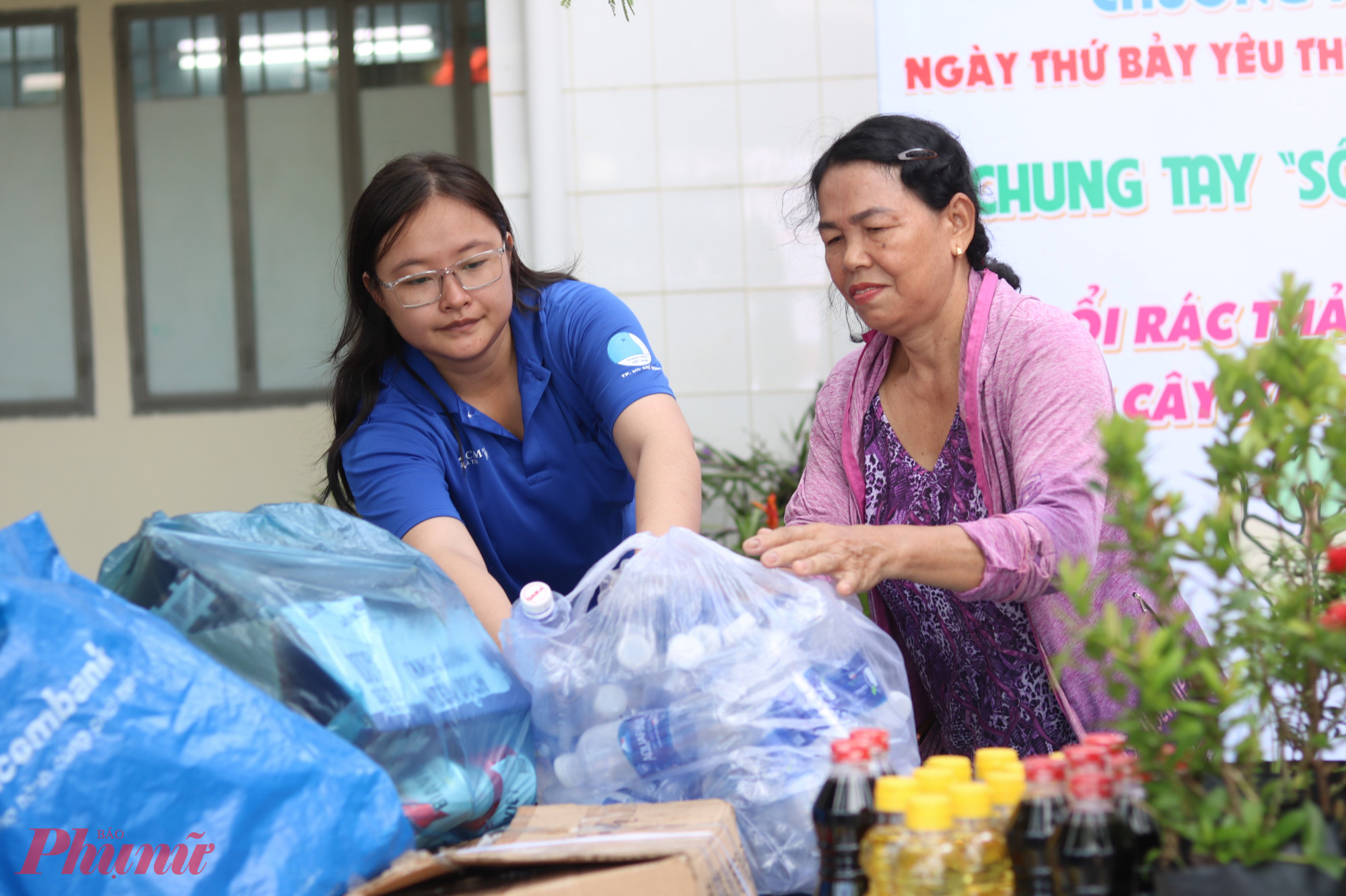 Người d&acirc;n mang r&aacute;c thải nhựa đến chương tr&igrave;nh để đổi lấy c&acirc;y xanh. 