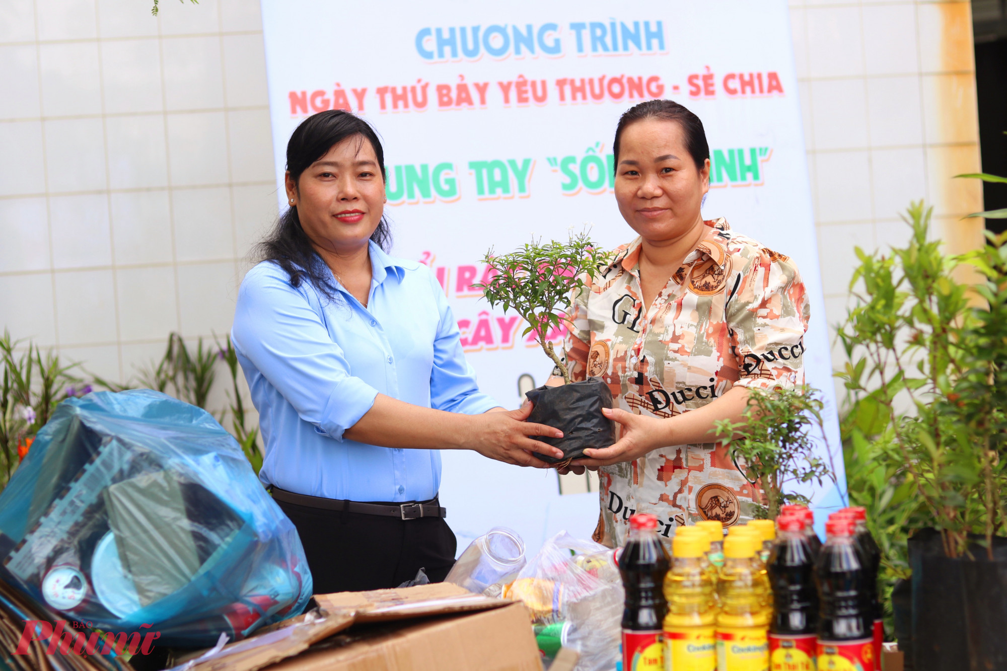 Tại khu vực đổi r&aacute;c lấy qu&agrave;, sau khi tiếp nhận r&aacute;c thải nhựa, b&agrave; Nguyễn Thị Nhung &ndash; Chủ tịch Ủy ban MTTQ phường Thới An &ndash; trao c&acirc;y xanh cho người d&acirc;n. 