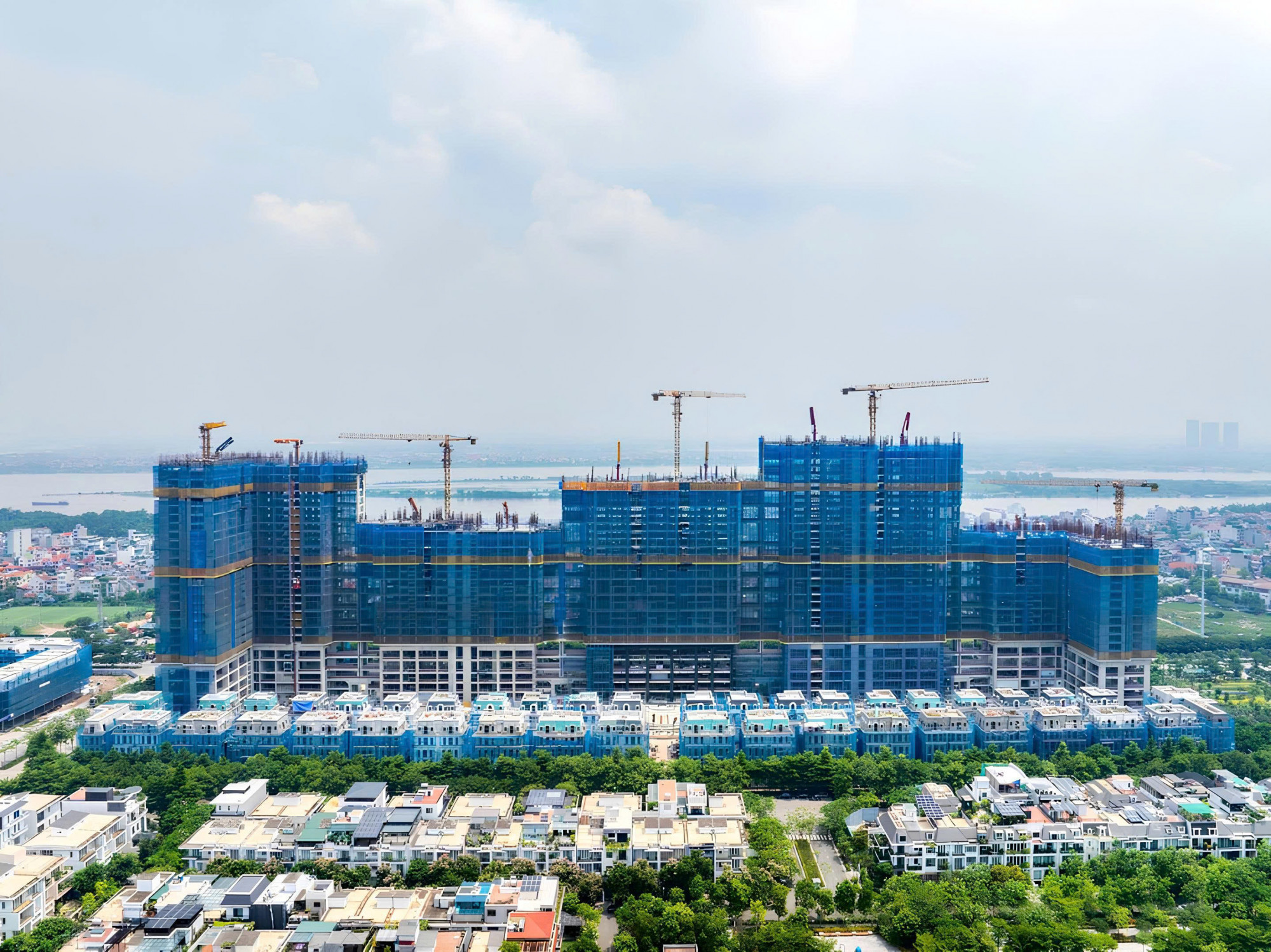 Với ph&aacute;p l&yacute; minh bạch, được cấp ph&eacute;p mở b&aacute;n nh&agrave; ở h&igrave;nh th&agrave;nh trong tương lai v&agrave; b&aacute;n cho người nước ngo&agrave;i, dự &aacute;n đang đẩy mạnh thi c&ocirc;ng đến tầng 32 (t&iacute;nh đến cuối th&aacute;ng 7/2025) v&agrave; dự kiến b&agrave;n giao từ qu&yacute; III/2026