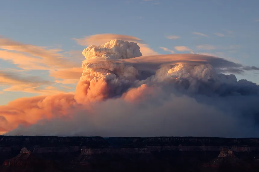 Những đ&aacute;m m&acirc;y Pyrocumulus h&igrave;nh th&agrave;nh do đ&aacute;m ch&aacute;y Dragon Bravo được nh&igrave;n thấy tại Grand Canyon ở ph&iacute;a bắc Arizona