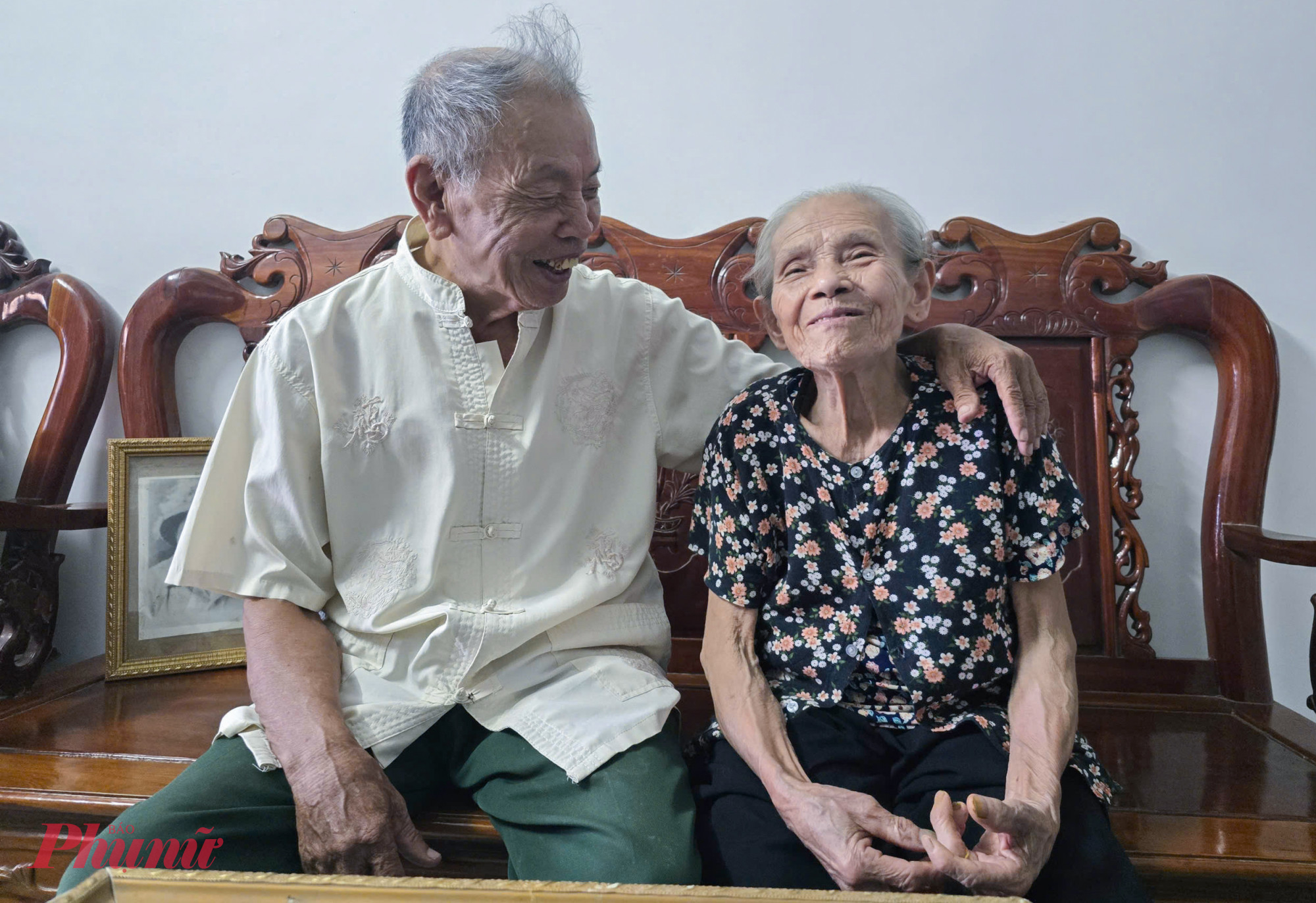 &Ocirc;ng Di&ecirc;n tươi cười nhớ lại kỷ niệm đẹp với vợ ở Tru&ocirc;ng Bồn