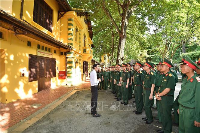 Cán bộ, chiến sĩ thuộc các lực lượng tham gia Lễ diễu binh, diễu hành kỷ niệm 80 năm Cách mạng tháng Tám và Quốc khánh 2/9 tham quan Khu Di tích Chủ tịch Hồ Chí Minh. Ảnh: TTXVN