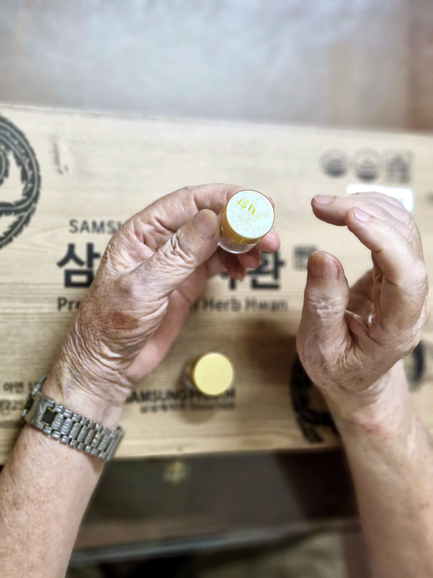 Sản phẩm ngừa đột quỵ được quảng c&aacute;o từ H&agrave;n Quốc kh&ocirc;ng hề c&oacute; tem nh&atilde;n phụ tiếng Việt, được &ocirc;ng Nguyễn Ho&agrave;ng mua với gi&aacute; 600.000 đồng 
