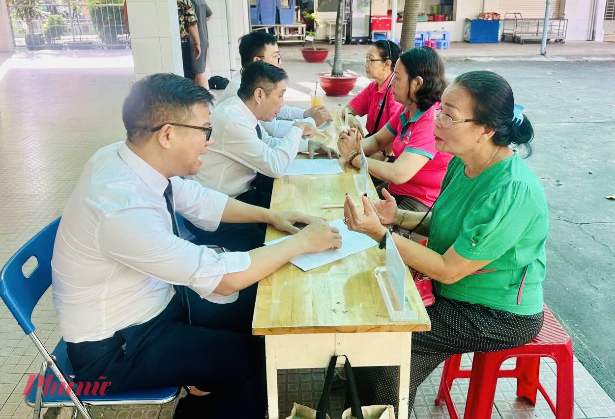 Dịp n&agrave;y, Chi hội Luật gia phường B&igrave;nh Thạnh cũng đ&atilde; tư vấn ph&aacute;p luật miễn ph&iacute; cho 23 trường hợp li&ecirc;n quan đến di ch&uacute;c, ph&acirc;n chia t&agrave;i sản, đất đai v&agrave; c&aacute;c vấn đề ph&aacute;p l&yacute; li&ecirc;n quan đến dự &aacute;n Rạch Xuy&ecirc;n T&acirc;m, g&oacute;p phần lan tỏa tinh thần &ldquo;Ph&aacute;p luật đến với mọi người&rdquo; v&agrave; n&acirc;ng cao hiểu biết ph&aacute;p l&yacute; trong nh&acirc;n d&acirc;n.