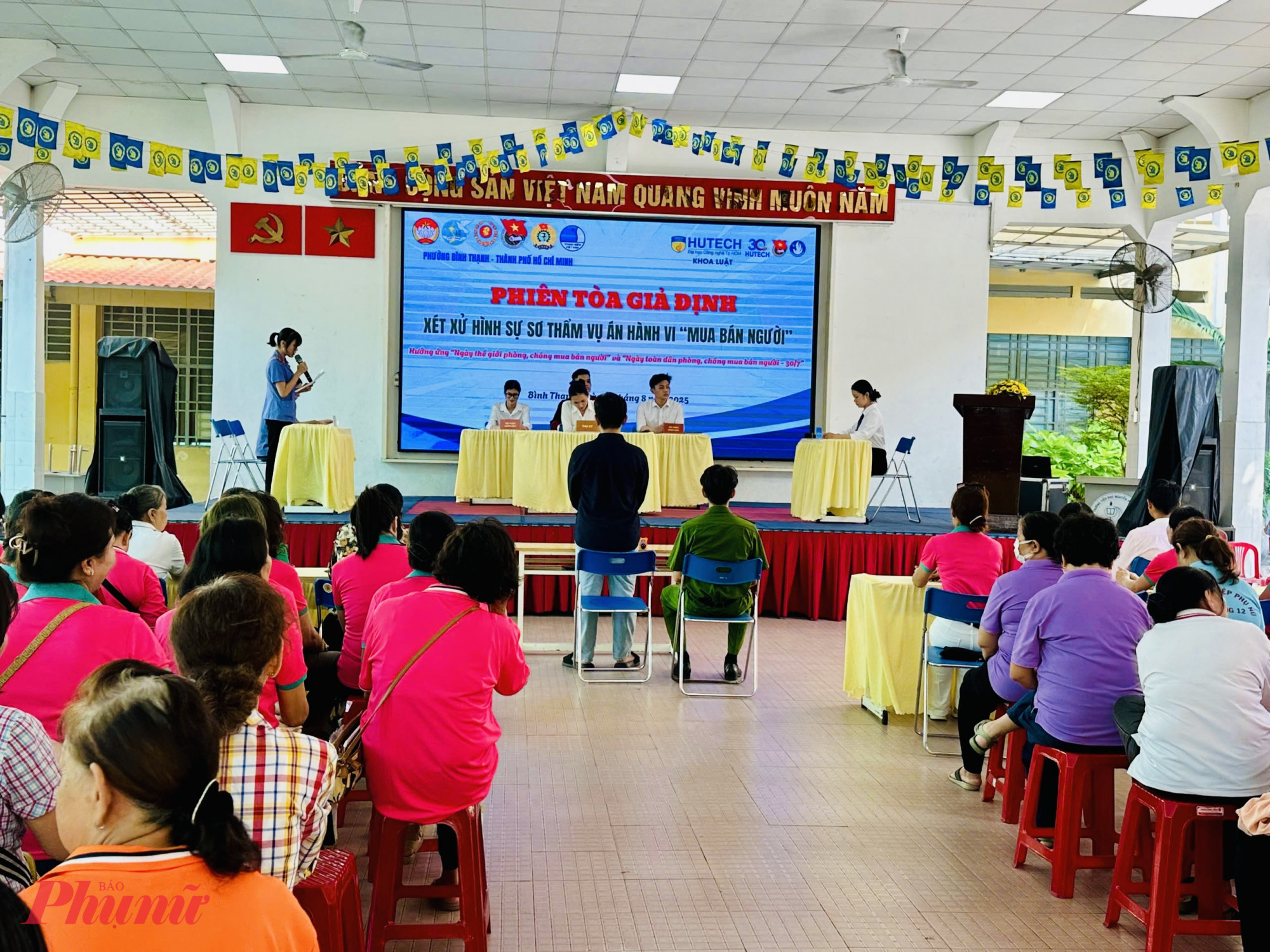 Phi&ecirc;n t&ograve;a được thực hiện dưới h&igrave;nh thức s&acirc;n khấu h&oacute;a với tiểu phẩm &ldquo;Mua b&aacute;n người sang Campuchia,&rdquo; t&aacute;i hiện ch&acirc;n thực c&aacute;c thủ đoạn lừa đảo, b&oacute;c lột v&agrave; cưỡng &eacute;p lao động. Phần x&eacute;t xử do sinh vi&ecirc;n HUTECH đảm nhiệm, m&ocirc; phỏng đầy đủ quy tr&igrave;nh truy tố v&agrave; x&eacute;t xử theo quy định ph&aacute;p luật.