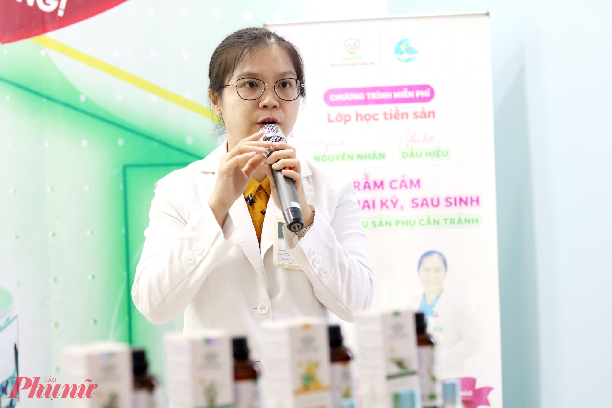 BS CKI Trương Thị Phương Thảo th&ocirc;ng tin với chị em những vấn đề li&ecirc;n quan trầm cảm trong thai kỳ v&agrave; sau sinh. 