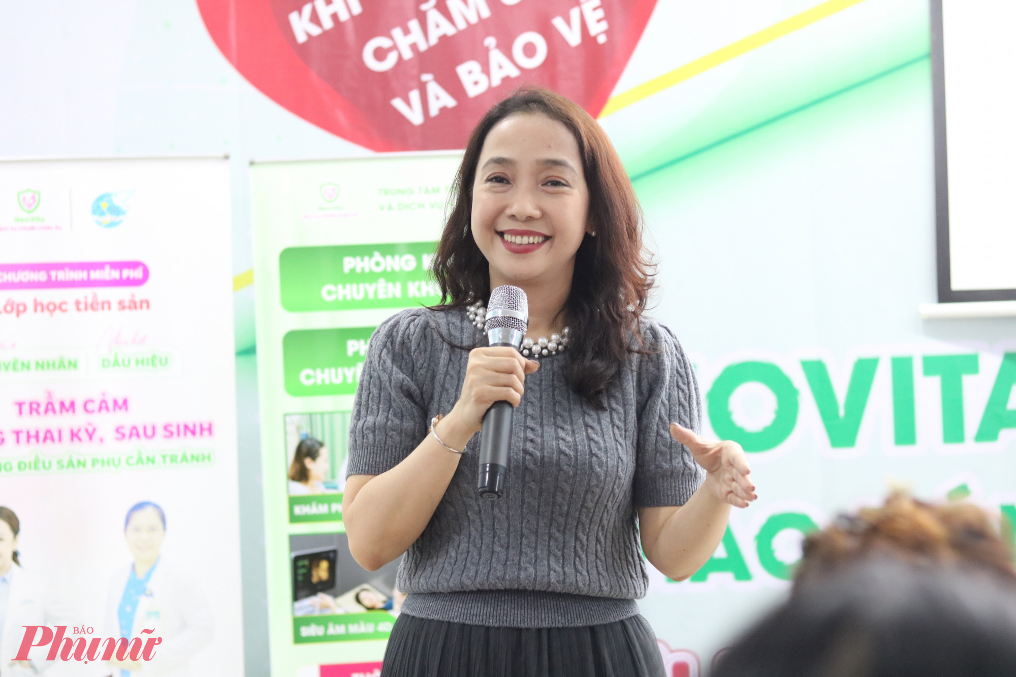 ThS.BS Nguyễn Hiền Minh trao đổi c&ugrave;ng chị em c&aacute;c giải ph&aacute;p gi&uacute;p người th&acirc;n vượt qua trầm cảm sau sinh. 