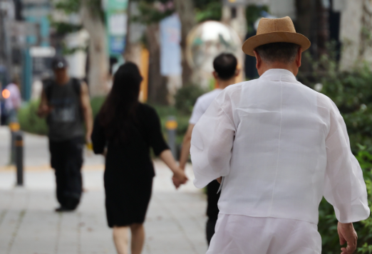 Với &iacute;t dấu hiệu c&oacute; thể nh&igrave;n thấy được, nhiều phương ph&aacute;p g&acirc;y tử vong hơn, c&aacute;c vụ tự tử cao cấp nhấn mạnh sự cần thiết phải can thiệp sức khỏe t&acirc;m thần ph&ugrave; hợp, b&aacute;o c&aacute;o cho thấy  Một người cao tuổi đi bộ tr&ecirc;n một con phố. (Yonhap) Một người cao tuổi đi bộ tr&ecirc;n một con phố. (Yonhap)